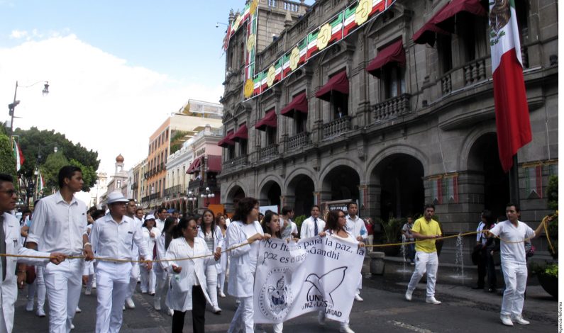 Marchan estudiantes en Puebla contra la inseguridad