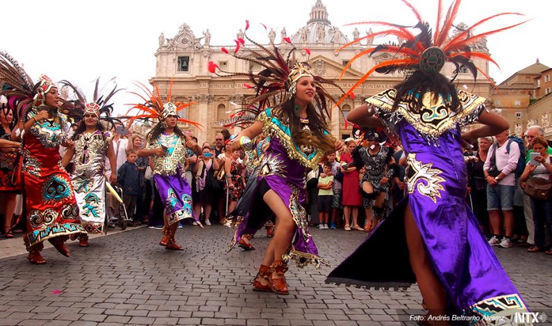 Bailarines mexicanos iluminan la Plaza de San Pedro