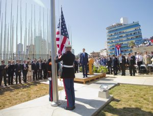 La bandera de EU fue izada nuevamente la mañana del viernes en la Embajada de ese país en Cuba. Foto: AP