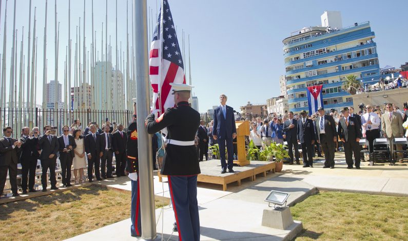 Bandera de EU flamea en nueva embajada en Cuba