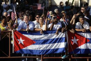 Muchos cubanos llegaron a la sede diplomática para ser testigos del histórico acontecimiento. Foto: AP