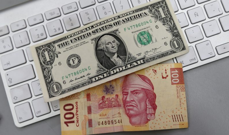 Cierra dólar en 19.05 pesos en bancos de México