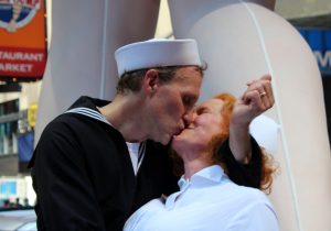 Docenas de parejas se reunieron hoy en Times Square, en Nueva York, para recrear el célebre beso con el que un marinero y una enfermera festejaron en este mismo sitio hace 70 años el final de la Segunda Guerra Mundial. Foto: Notimex