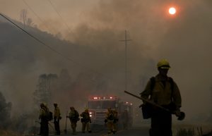 Por este incendio cerca de siete mil 500 estructuras aún permanecen bajo riesgo de ser destruidas. Foto: AP