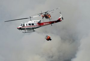 Los incendios son combatidos por más de nueve mil bomberos por aire y tierra. Foto: AP