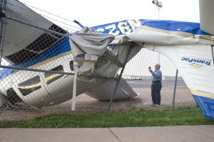 Un empleado de TransPac observa un avión dañado en el aeropuerto municipal de Chandler, Arizona. Foto: AP 