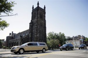 Una carroza fúnebre con los restos de Bobbi Kristina Brown pasa junto a la Iglesia de Santiago, cerca de la Casa Funeraria Whigham en Newark. Foto: AP