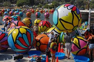Varios voluntarios inflan eseferas para colocarlas en el lago del parque MacArthur de Los Ángeles, como parte de una instalación artística de Portraits of Hope. Foto: AP
