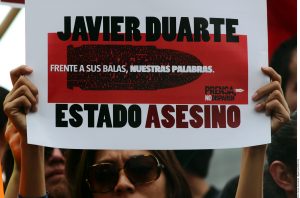 Foto de un cartel exhibido durante una manifestación en la que se exigió la renuncia de Javier Duarte, gobernador de Veracruz. Foto: Agencia Reforma