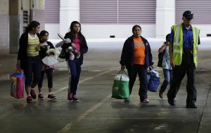 Inmigrantes de El Salvador y Guatemala que ingresaron sin permiso en Estados Unidos se disponen a tomar un autobús después de que se les dejara en libertad de un centro de detención para familias en San Antonio, Texas. Foto: AP