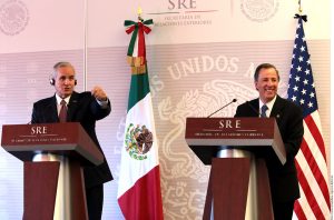 Miguel Basáñez Ebergenyi (izq.) y José Antonioo Meade, secretario de Relaciones Exteriores. Foto: Agencia Reforma