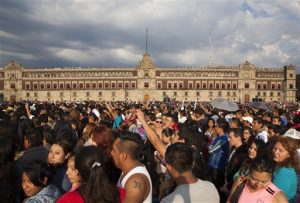 Aficionados llenaron el Zócalo durante el concierto. Foto: AP