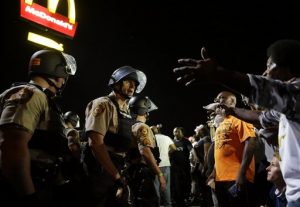 Las tensiones volvían a ser altas en Ferguson el 10 de agosto, un día después de que una manifestación para recordar el primer aniversario de la muerte de Michael Brown terminase con disparos. Foto: AP