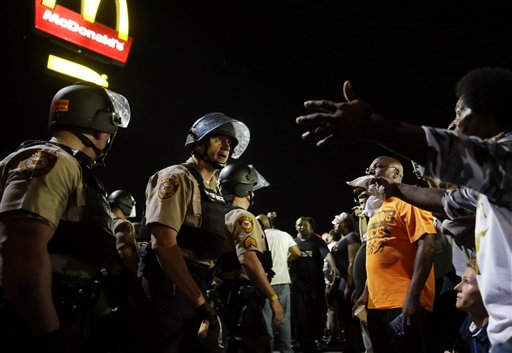 Múltiples arrestos en cuarta noche de protestas en Ferguson