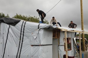 El campamento humanitario tendrá capacidad para mil 500 personas en el puerto de Calais. Foto: AP