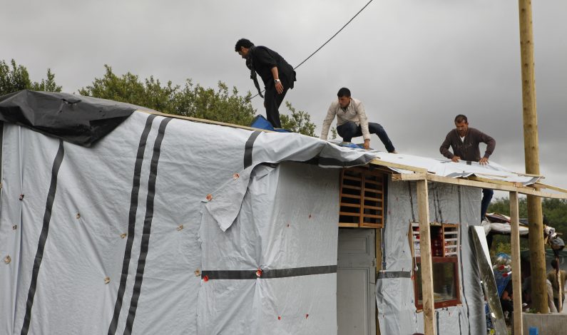 Francia construirá un campamento humanitario para migrantes en Calais