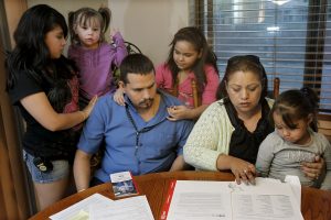 De acuerdo a un estudio, para los hogares latinos en Estados Unidos es insuficiente tener miembros con títulos universitarios para proteger el valor del patrimonio familiar. Foto: AP