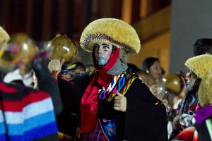 Como parte de las celebraciones del Día Internacional de los Pueblos Indígenas del Mundo, los parachicos de Chiapas y los mayas peninsulares se congregaron en una fiesta de música y color. Foto: Notimex