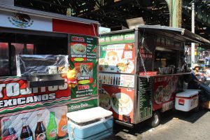 Conocidos localmente como “taco trucks”, los remolques y camiones que venden antojitos mexicanos se multiplican en las calles de Nueva York. Foto: Notimex