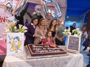 Maite Perroni, Manuel “Flaco” Ibáñez, Sherlyn y la niña Ana Paula Martínez acompañaron a Sylvia Pasquel durante el festejo. Foto: Cortesía de Televisa