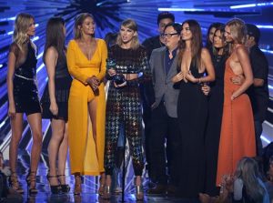 Taylor Swift, en el centro, acepta el Premio MTV al video del año por “Bad Blood” el domingo 30 de agosto del 2015 en Los Angeles. La acompañan, de izquierda a derecha, Martha Hunt, Hailee Steinfeld, Gigi Hadid, Joseph Kahn, Lily Aldridge, Mariska Hargitay y Karlie Kloss. (Foto por Matt Sayles/Invision/AP)