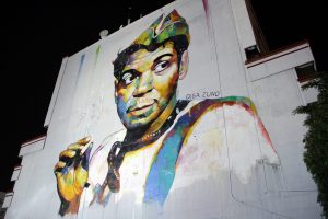 El rostro de Mario Moreno, “Cantinflas”, quedó plasmado en un mural de la artista Olga Zuno, ubicado en un edificio de la avenida Ávila Camacho de la ciudad de México. Foto: Notimex