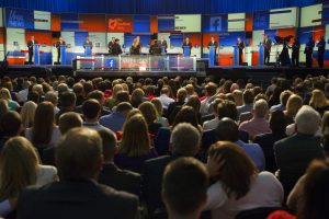Asistentes al primer debate republicano escuchan las propuestas de los precandidatos. Foto: AP