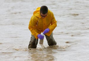 Ryan Parker, técnico en hidrología, toma muestras de agua del río San Juan el martes 11 de agosto de 2015 en Montezuma Creek, Utah. Foto: AP