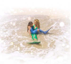 Thalía y su hija juegan a ser sirenas en el mar. Foto: Instagram