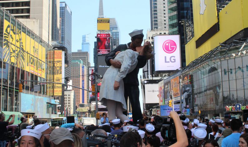 Parejas se besan en NY para conmemorar fin de Segunda Guerra Mundial