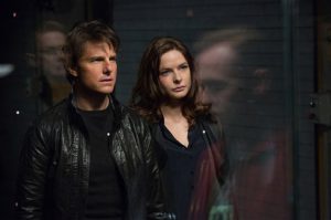 Tom Cruise y Rebecca Ferguson en una escena de "Mission: Impossible - Rogue Nation", que fue la película más taquillera de la semana, se informó el domingo 2 de agosto del 2015. (David James/Paramount Pictures and Skydance Productions via AP)