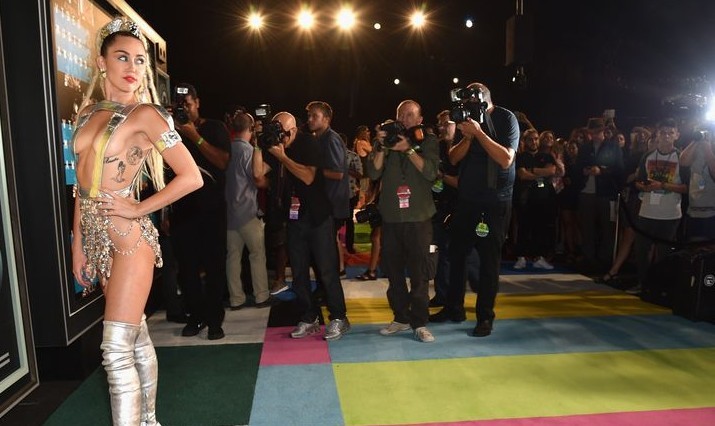 Miley Cyrus mostró más de la cuenta en premios MTV