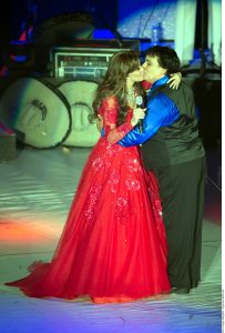 Lucía Méndez y Juan Gabriel estuvieron cerca de darse un beso en la boca cuando interpretaron juntos "Un alma en pena". Foto: Agencia Reforma
