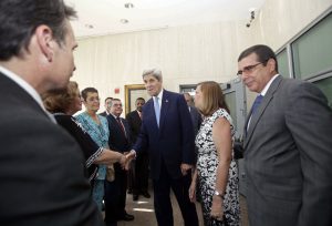 Cabañas Rodríguez (derecha) fungía como jefe de la Sección de Intereses de Cuba en Washington desde 2012. Foto: AP