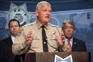 El coronel Frank Milstead, director del Departamento de Seguridad Pública, durante una rueda de prensa para anunciar la detención de un sospechoso de varios tiroteos en carreteras de Phoenix, en la sede del departamento en esa ciudad. Foto: AP