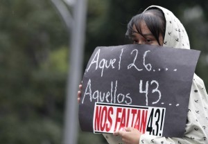 Desde hace más de un año, las movilizaciones por los 43 normalistas desaparecidos de Ayotzinapa llegan a las inmediaciones de Los Pinos. Foto: Notimex