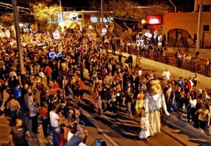 la Procesión de Todas las Almas en Tucson es única y dio inicio hace 26 años para que la gente muestre luto pública y artísticamente por sus seres queridos que han muerto. Foto: Tucson.com