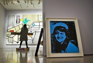 "Blue Jackie" de Andy Warhol, a la derecha, e "Interior con escultura de Yves Klein" de Roy Lichtenstein están entre las obras maestras instaladas en Christie's para la próxima subasta. Foto: AP