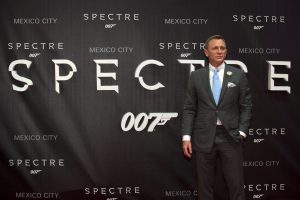Daniel Craig, quien da vida al icónico agente secreto, encabezó la alfombra roja de la premier en México. Foto: AP