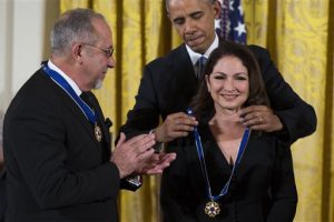 Emilio Estefan, a la izquierda, observa mientras el presidente Obama le otorga la Medalla Presidencial de la Libertad a su esposa, la cantante Gloria Estefan. Foto: AP