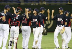 Los jugadores de Estados Unidos festejan tras vencer a México en las semifinales del torneo Premier12. Foto: AP