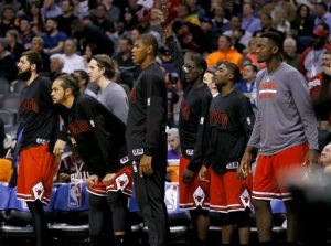 El banquillo de los Bulls de Chicago observa los últimos segundos de la segunda parte de su juego de NBA contra los Suns. Foto: AP