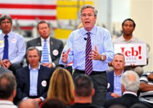 Bush habla de su tiempo como gobernador de Florida y sus esperanzas para la presidencia durante una parada en Kaman Aerospace en Jacksonville, Florida. Foto: AP