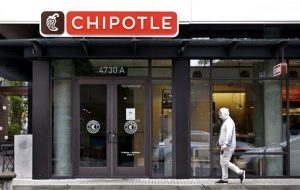 Un brote de E. coli vinculado a los restaurantes Chipotle en el estado de Washington y Oregon ha enfermado a casi dos docenas de personas en el tercer brote de intoxicación por alimentos en la popular cadena. Foto: AP