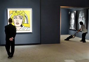 La "Enfermera" de Roy Lichtenstein y la obra de Chuck Close "Leslie y autorretrato" están entre las obras maestras instaladas en Christie's para la próxima subasta de arte impresionista, moderno y de posguerra. Foto: AP