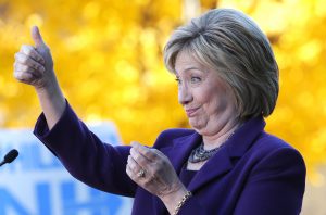 La aspirante a la candidadura presidencial demócrata, Hillary Rodham clinton, saluda a partidarios en Concord, New Hampshire. Foto: AP