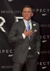 El actor Daniel Craig posa para los fotógrafos sobre la alfombra roja del estreno regional dela última película de James Bond, "Spectre". Foto: AP