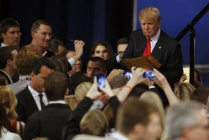 Donald Trump firma autógrafos tras el debate de aspirantes presidenciales republicanos en el teatro Milwaukee, el martes 10 de noviembre de 2015, en Milwaukee. Foto: AP