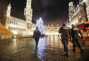 Policías patrullan la Grand Place en el centro de Bruselas, Bélgica, el lunes 23 de noviembre de 2015, tras los recientes atentados de París. Los estadounidenses deberían mantenerse alerta ante posibles riesgos en sus viajes. Foto: AP