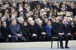 El mandatario francés Francois Hollande, derecha, preside la ceremonia para honrar a las 130 víctimas asesinadas en los atentados del 13 de noviembre, en el patio del palacio nacional de los Inválidos, en París. Foto: AP